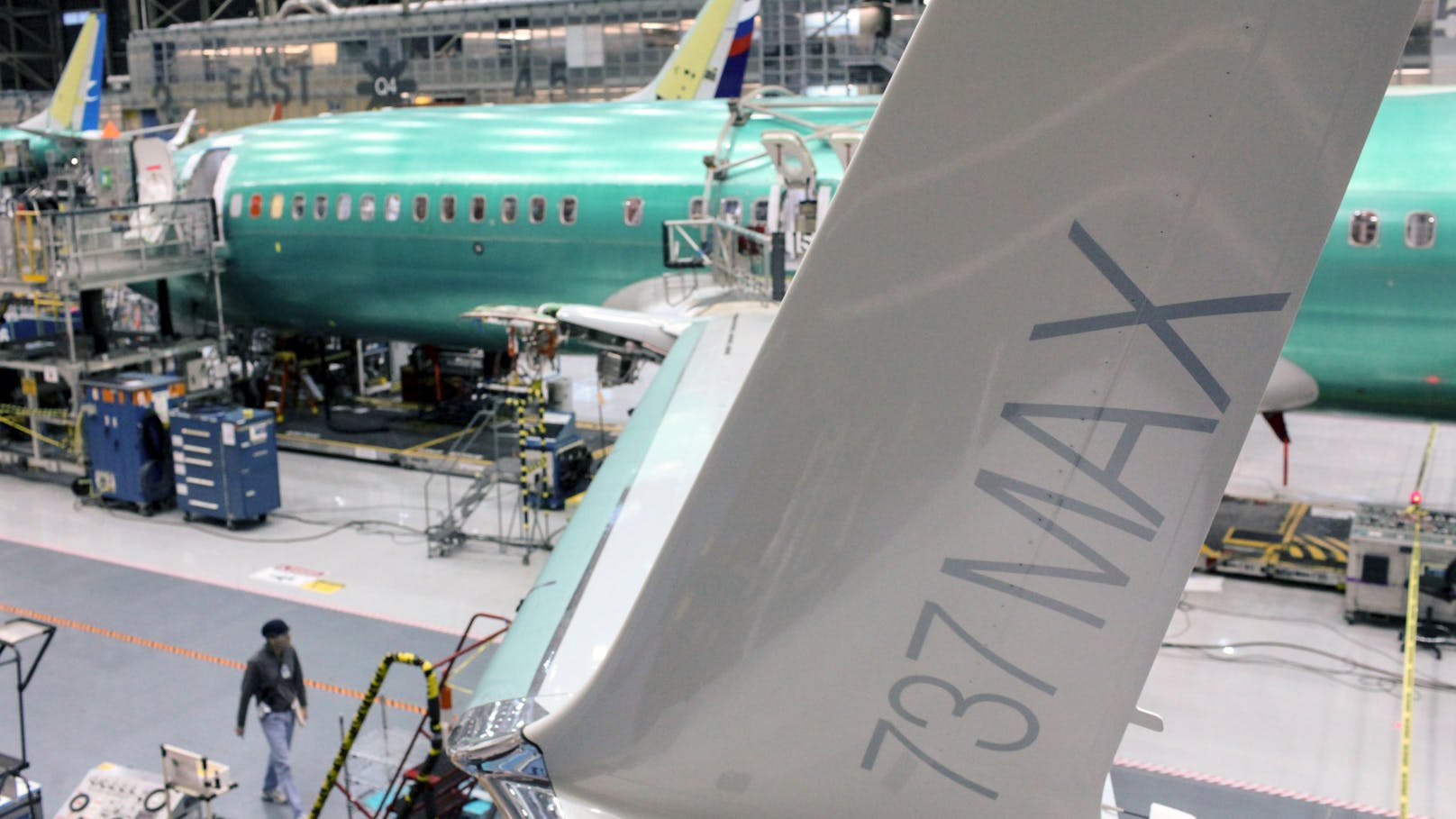 Eine Airline entdeckte eine fehlende Mutter an einem Bolzen. Auch bei einer noch nicht ausgelieferten 737 MAX wurde eine lose Schraube entdeckt.