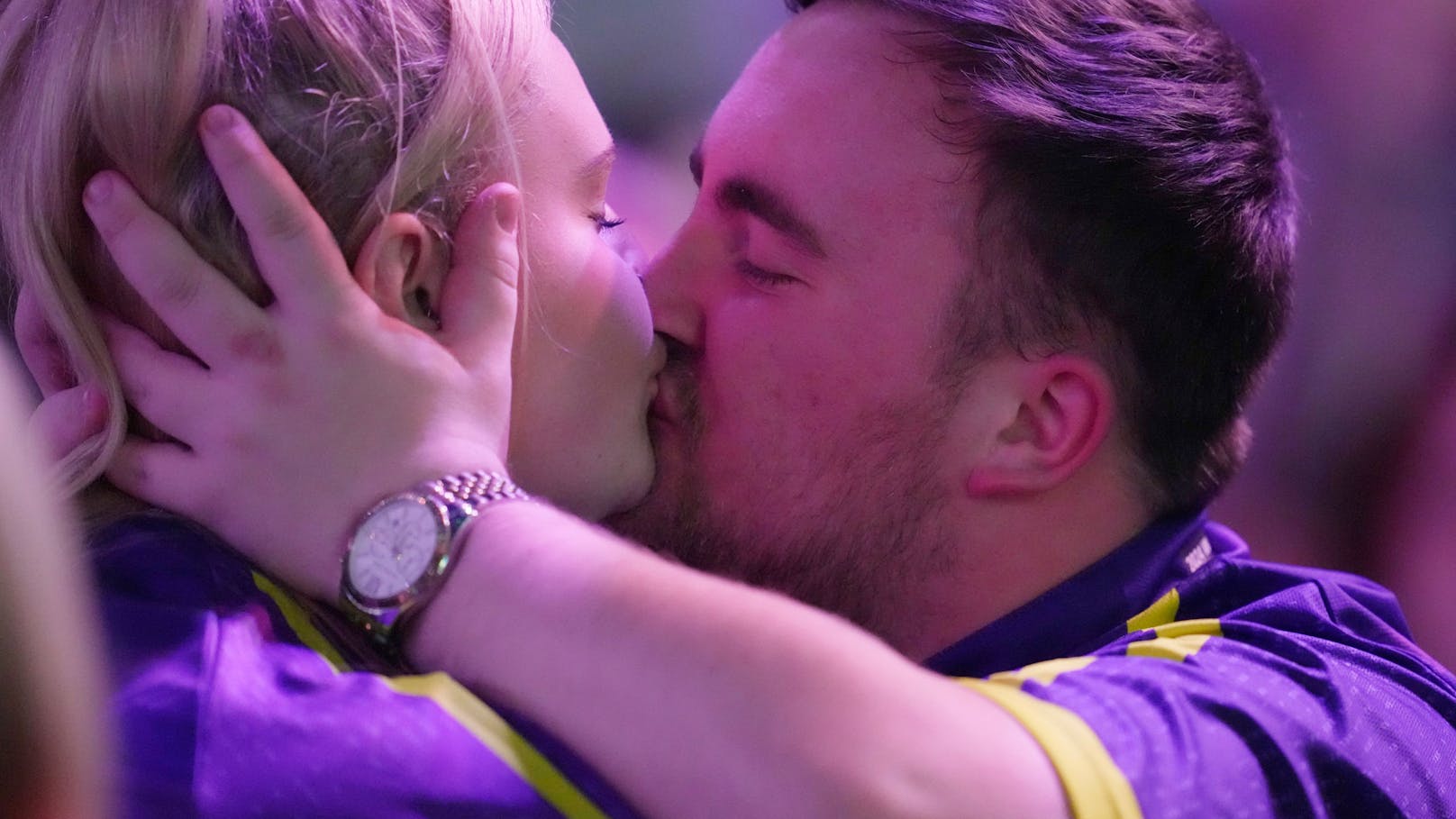 WM-Wunder Littler (16) küsst seine 21-jährige Freundin