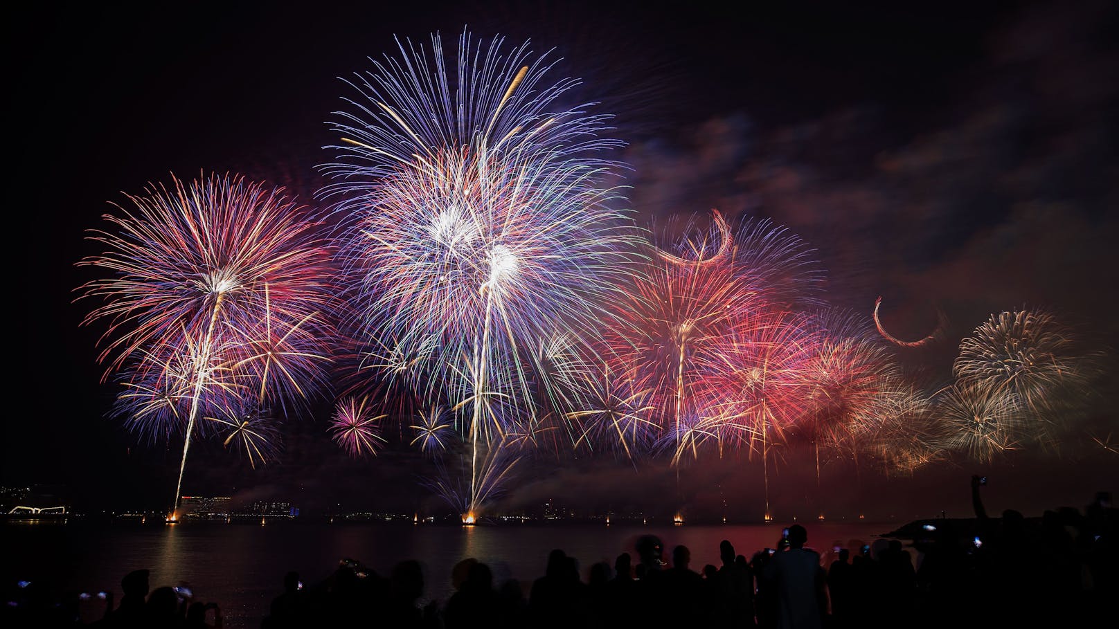 2024 hat es mit einer weiteren beeindruckenden Show die Weltrekordtitel für die "Längste Kette schwimmender Wasserfeuerwerke" mit einer Gesamtlänge von 5,8 km und ...