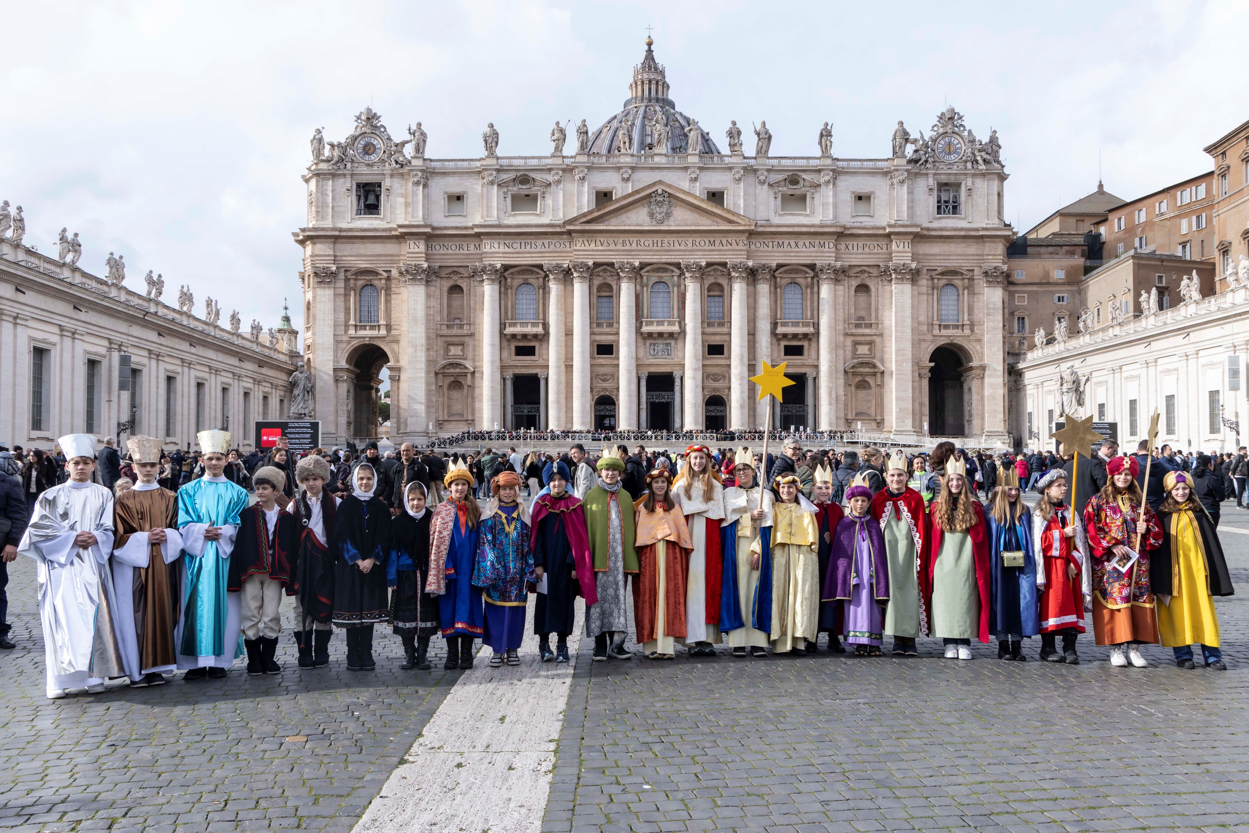 Gruppenfoto nach der Messe am Petersplatz.