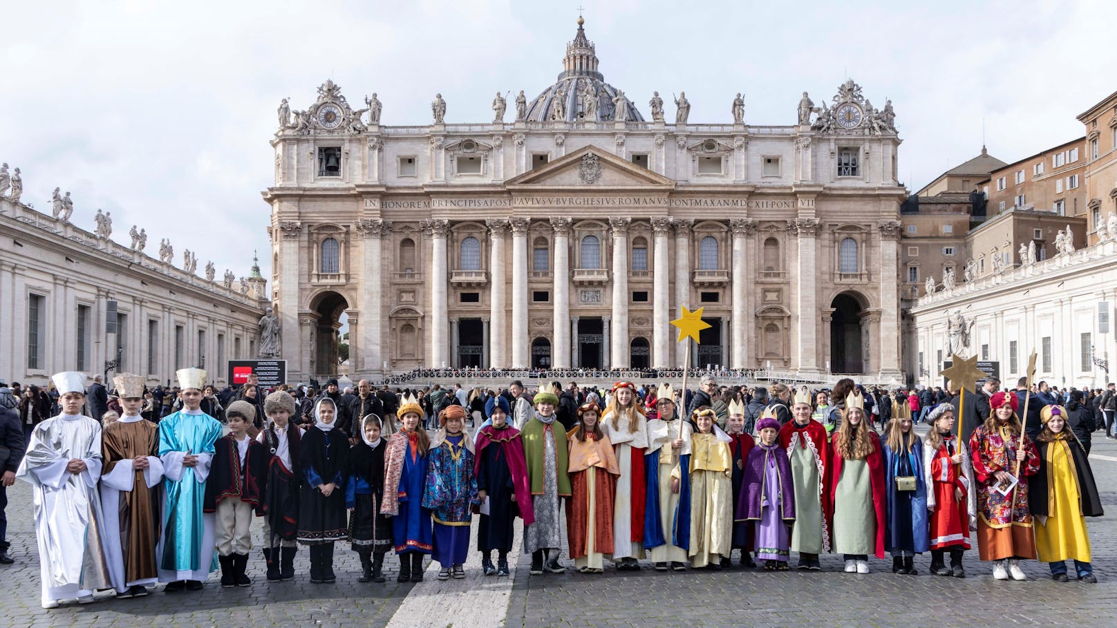 Kärntner Sternsinger feiern Neujahrsmesse mit Papst