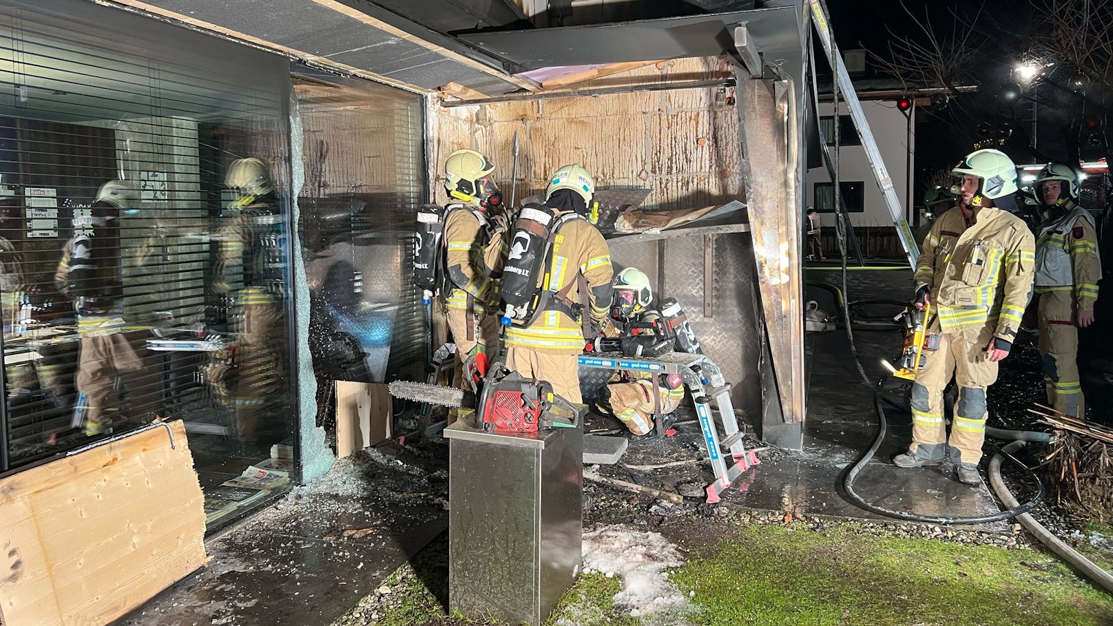 Im Müllraum eines Hauses in Kirchberg gerieten am Montag gegen 17.10 Uhr in einem Mülleimer vermutlich Reste von Feuerwerkskörpern, Zigaretten und Asche in Brand.