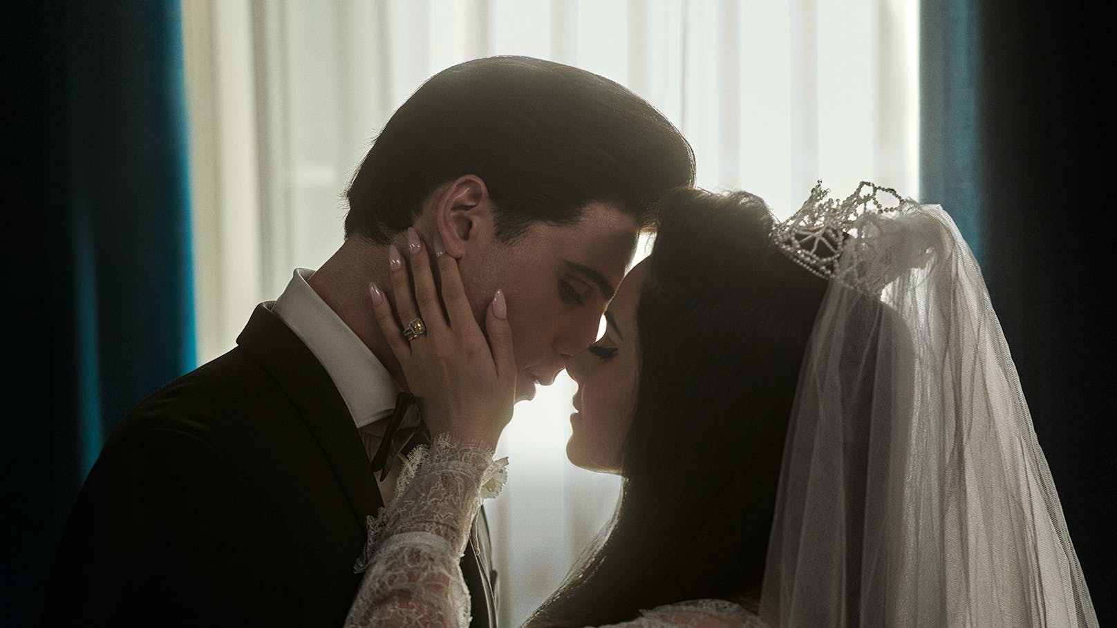 Eine Szene aus dem Film "Priscilla" von Sofia Coppola: Priscilla (Cailee Spaeny) und Elvis presley (Jocob Elordi) am Tag ihrer Hochzeit.