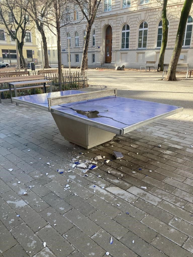 Die Tischtennisplatte wurde schwer beschädigt.