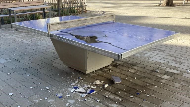 Die Tischtennisplatte wurde schwer beschädigt.