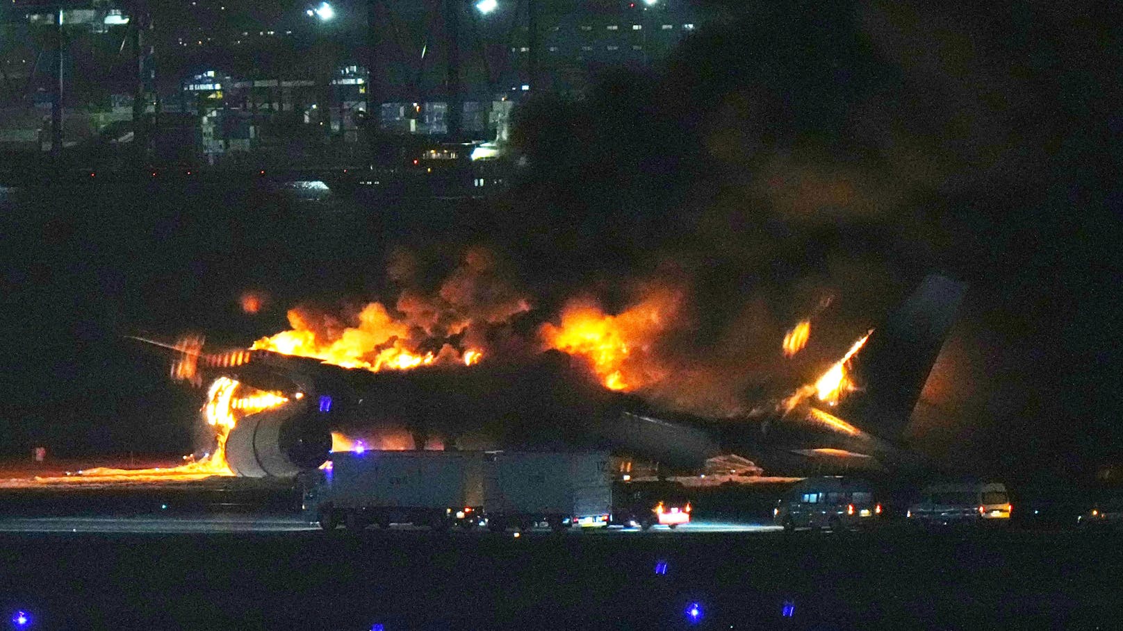 Airbus-Flieger fängt nach Crash Feuer – mehrere Tote