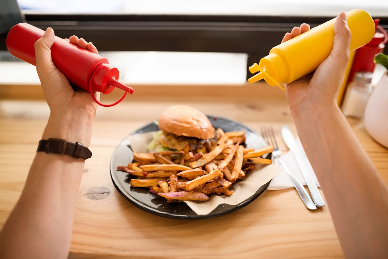 Vor allem bei Fast Food sind Senf und Ketchup fixe Ingredienzien.