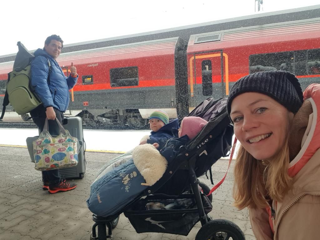 Familie B. reist regelmäßig mit dem Zug von Wien nach St. Anton am Arlberg.