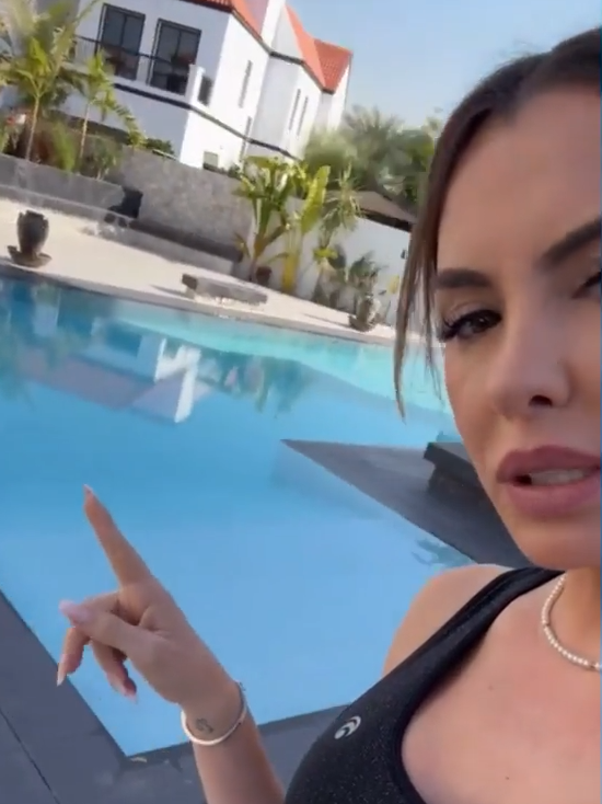 Der große Pool ohne Sicherung löst bei der 42-Jährigen Panik aus.