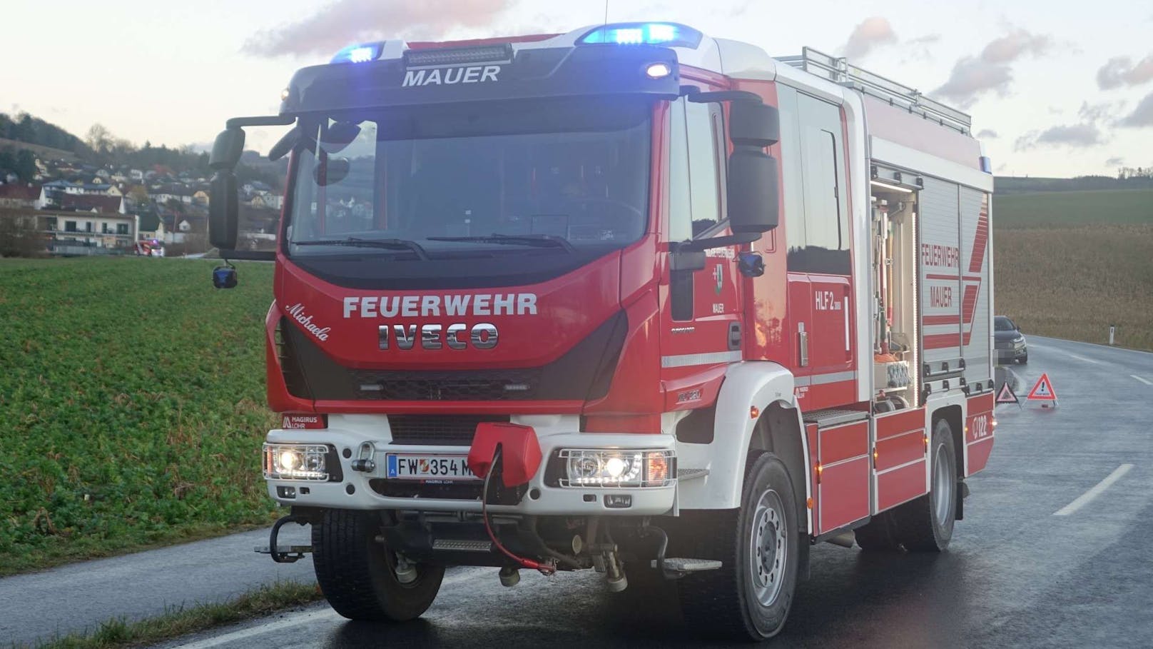 Die Feuerwehr barg im Anschluss eines der demolierten Wracks.