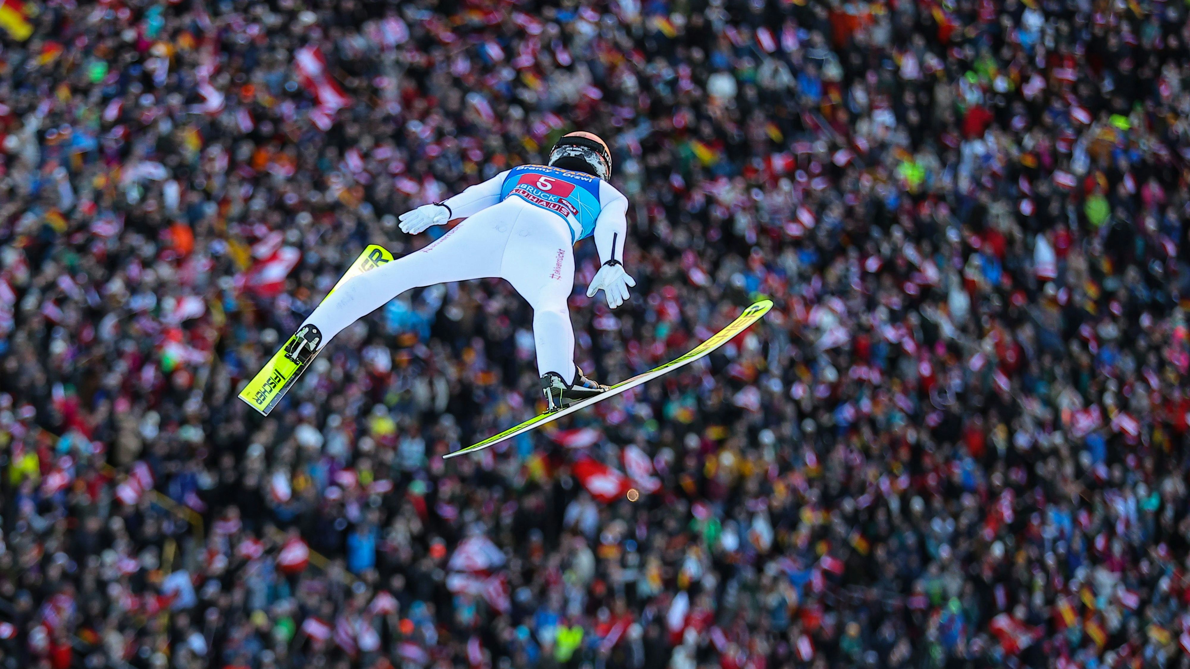 Jan Hörl gewann vor den Fans in Innsbruck im dritten Sprung der Vierschanzentournee.