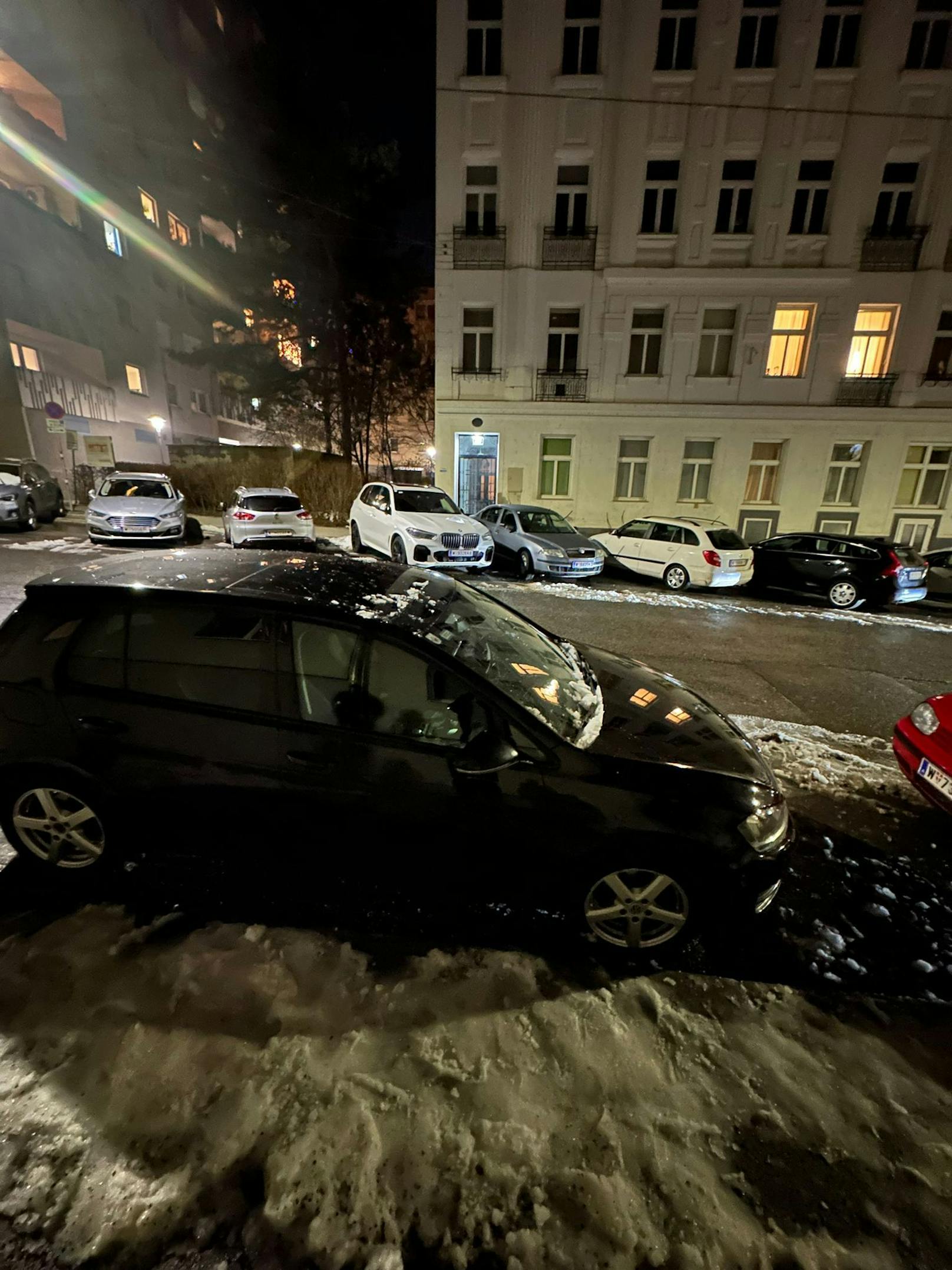 Die Eislawine beschädigte den VW Golf.