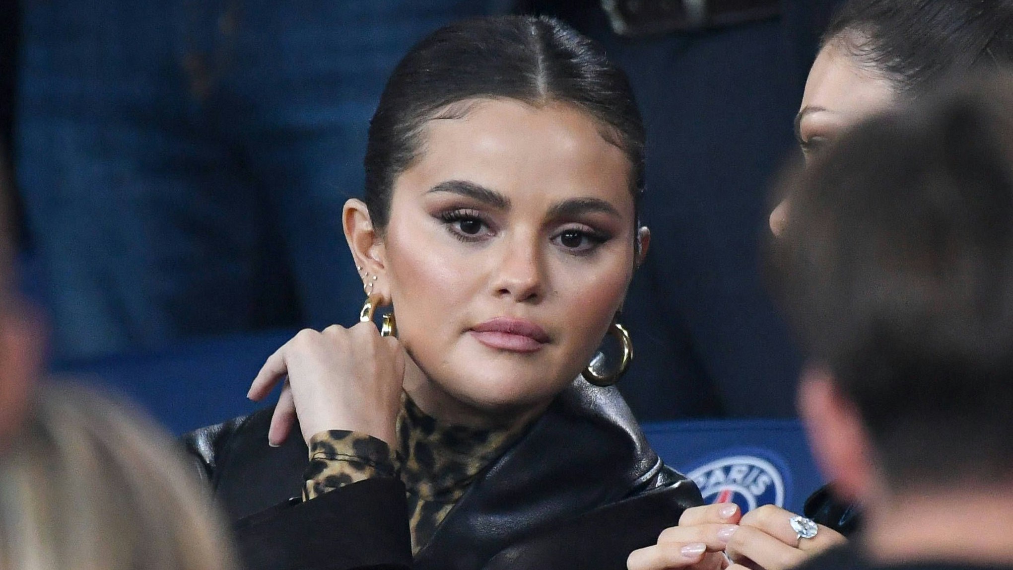 Selena will nicht mehr zweigleisig fahren.