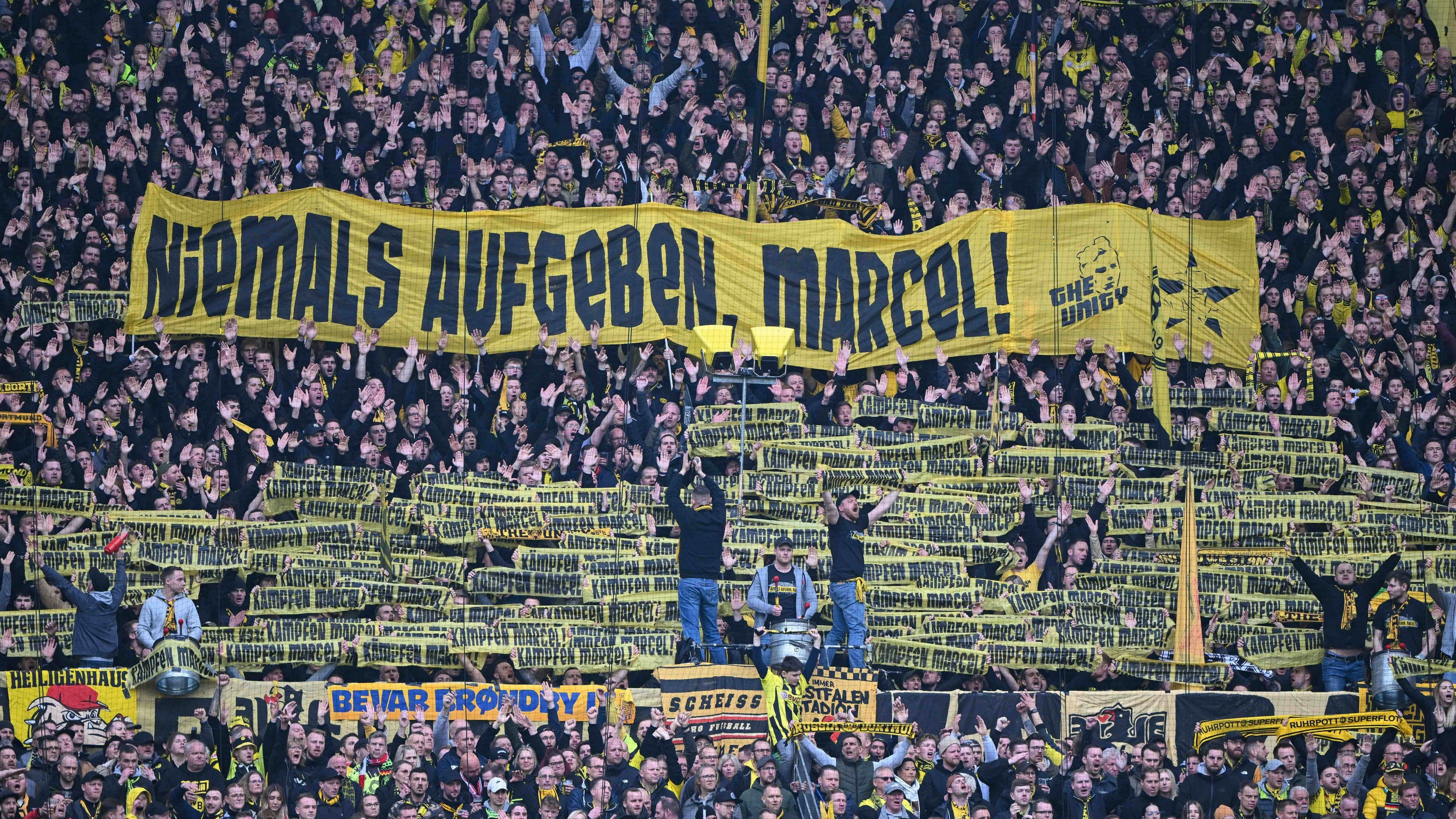 Dortmunder Südtribüne mit einem Marcel-Banner