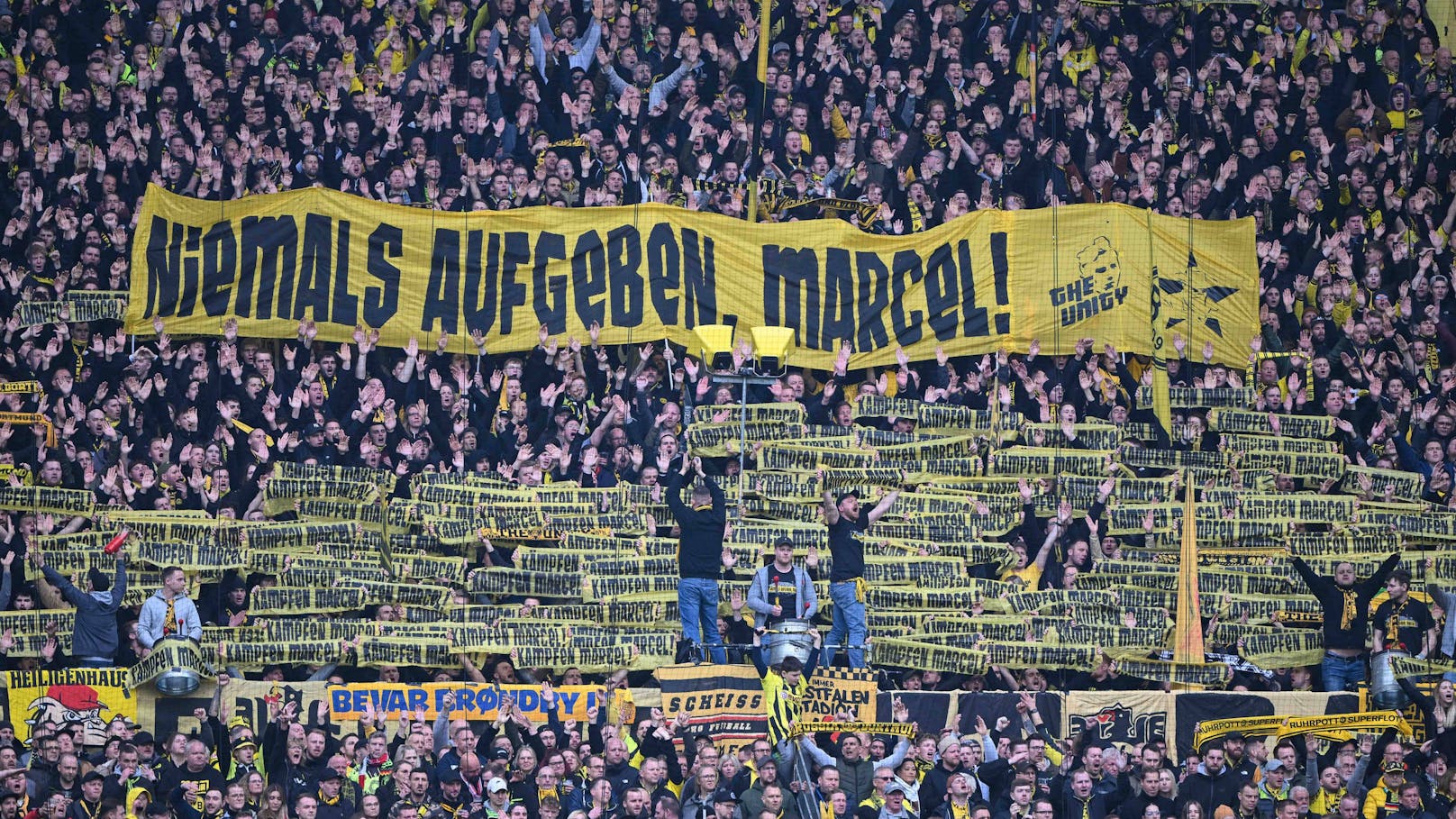 Dortmunder Südtribüne mit einem Marcel-Banner
