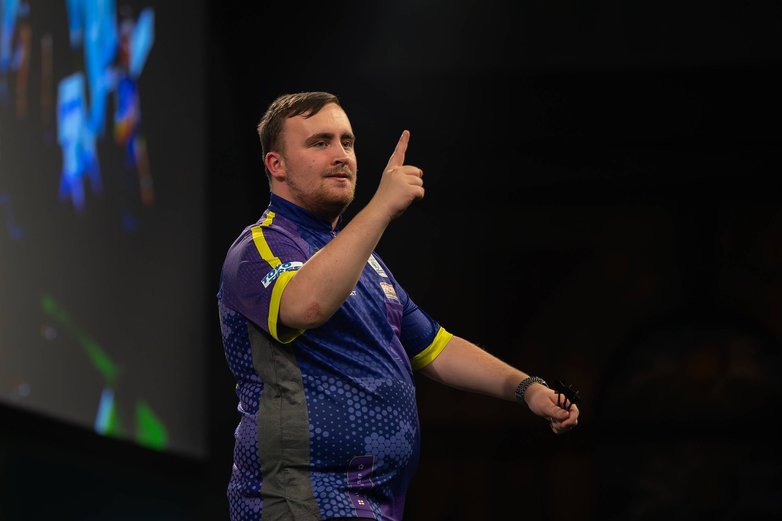 Luke Littler steht im Finale der Darts-Weltmeisterschaft. 