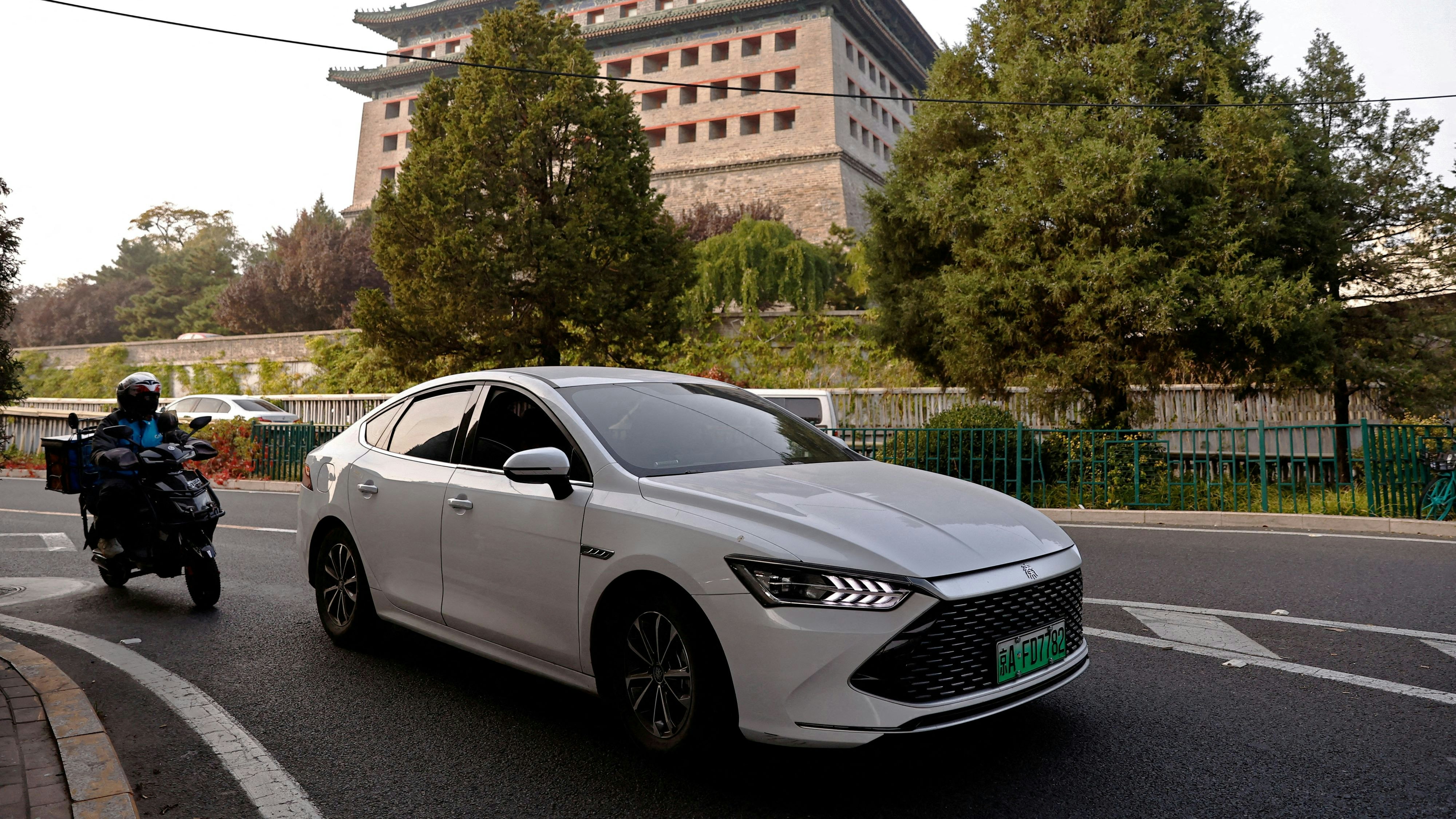 Tesla präsentierte zum Jahresende Rekord-Absatzzahlen bei Elektroautos, doch der chinesische Hersteller BYD stellt das Ergebnis mit seinen Zahlen in den Schatten.