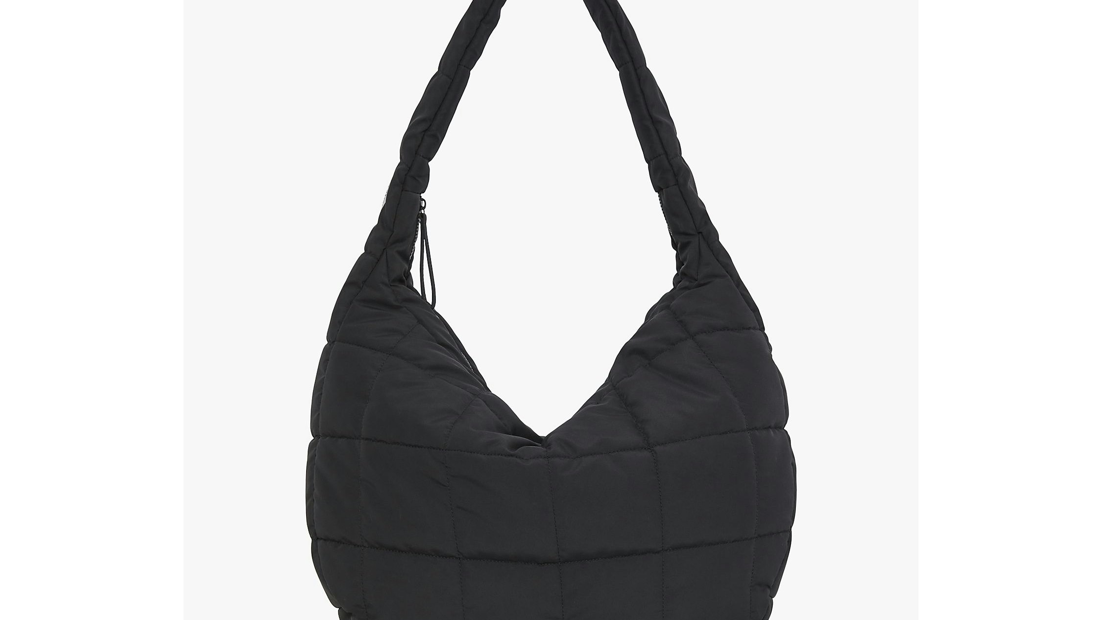 Das Material Nylon ist seit dem 90er-Revival auch wieder da und ist Grundlage für viele Taschen.