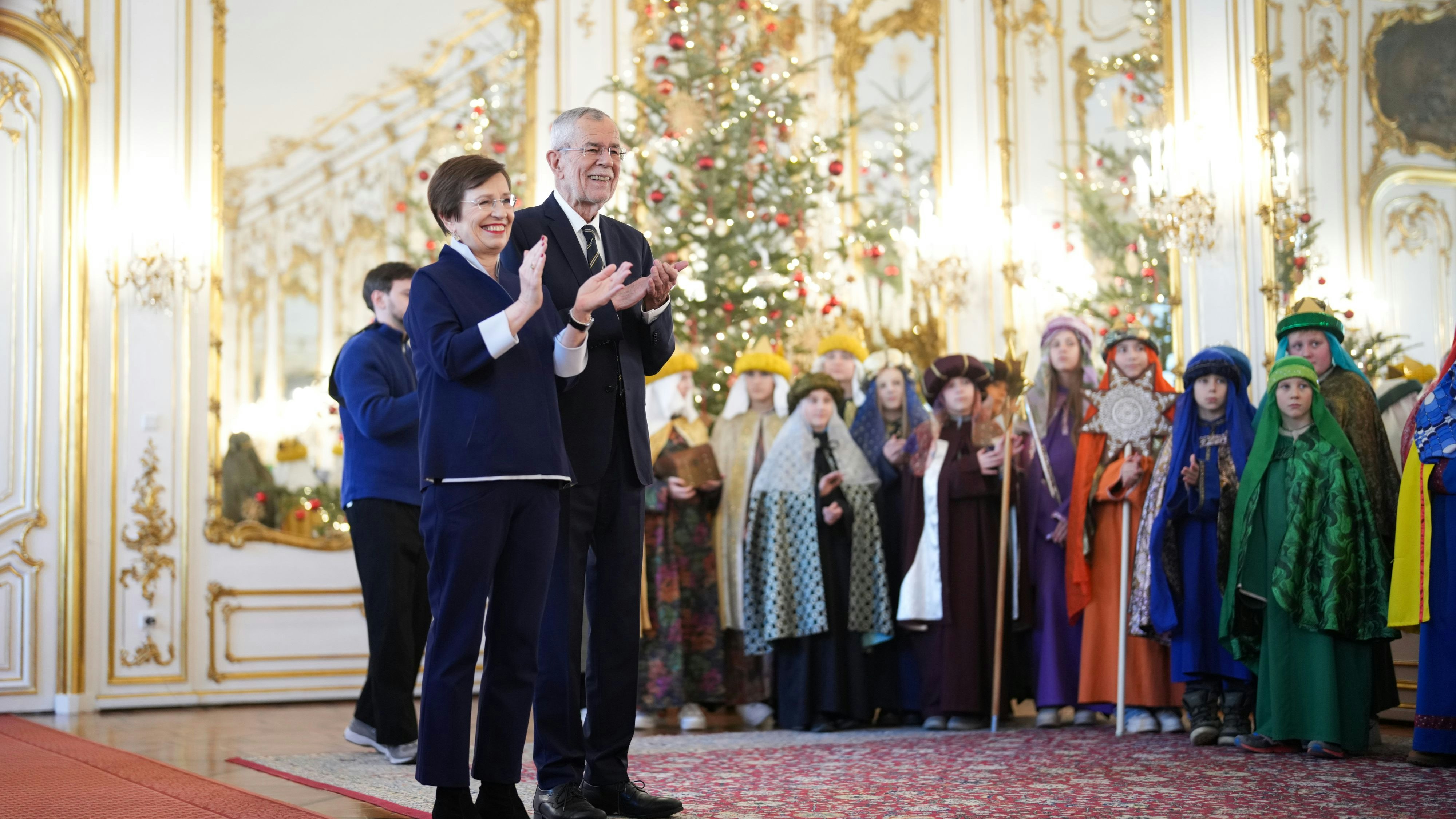 Bei Bundespräsident Alexander Van der Bellen und seiner Frau Doris Schmidauer waren die Sternsinger willkommen – auch ohne schwarz geschminkte Gesichter.