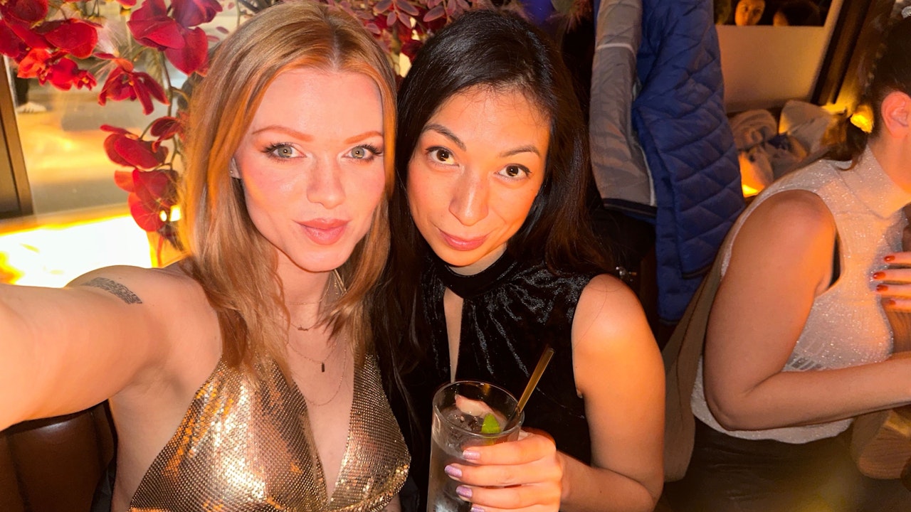 Heute.at - Puls4-Moderatorin Poessnicker flirtet mit Sängerin