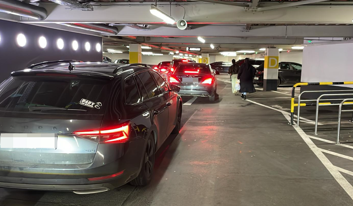 Genervte Lenker im Lago-Parkhaus.