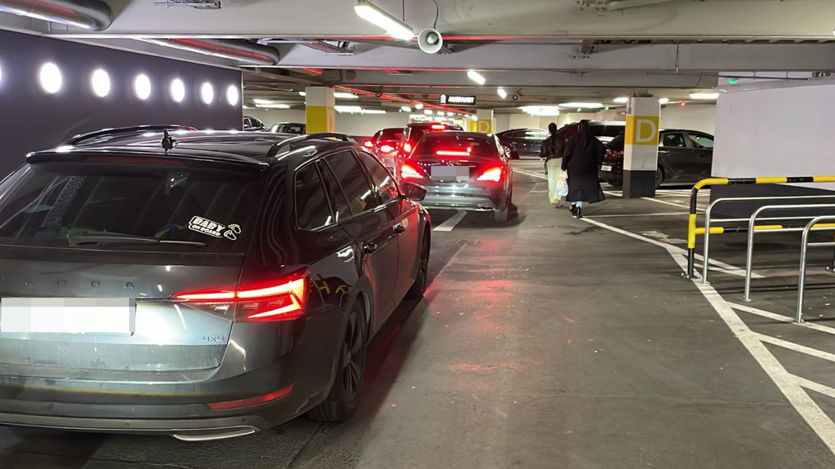 Genervte Lenker im Lago-Parkhaus.