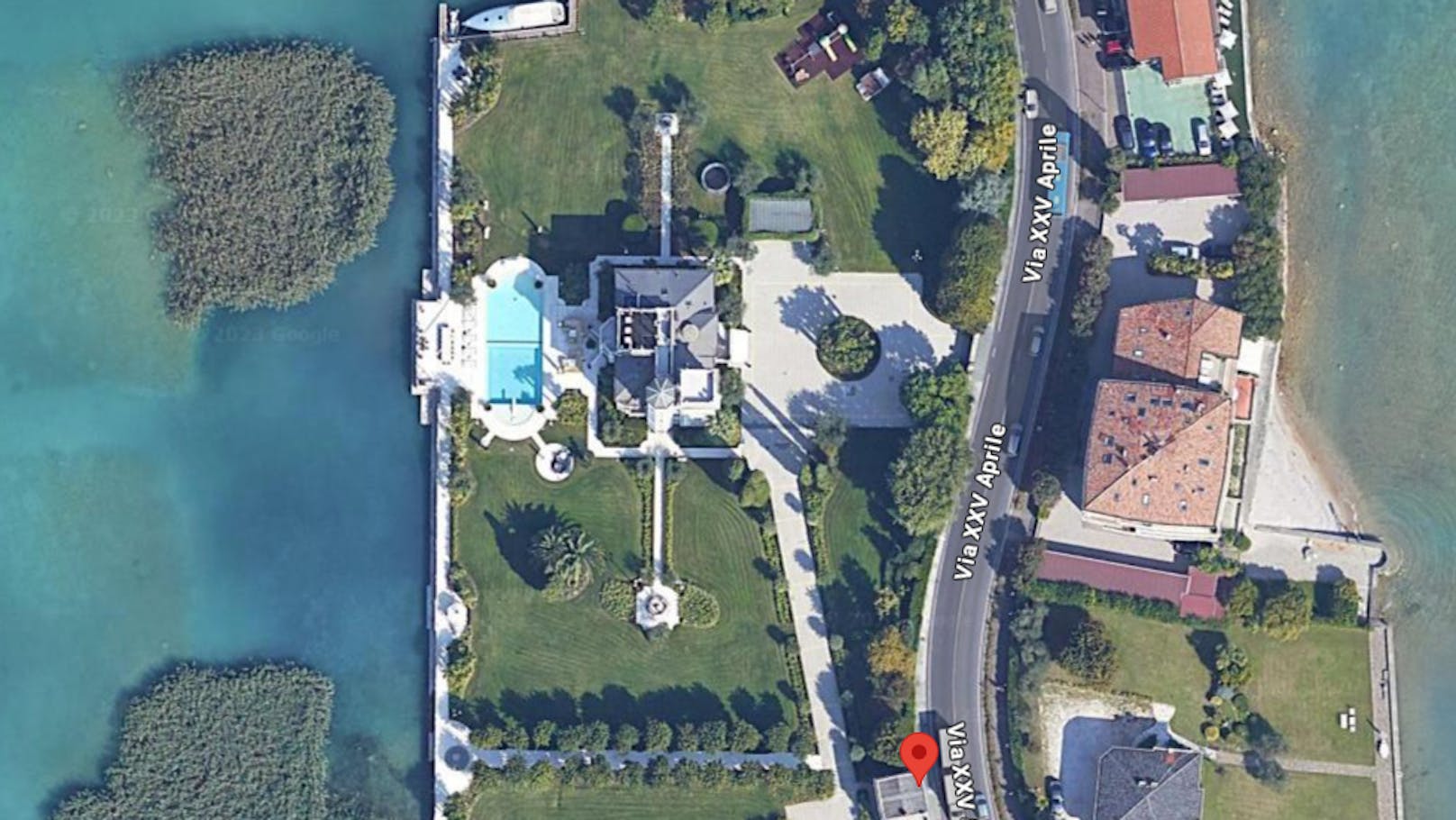 Google-Maps-Aufnahme zeigt rieisgen Pool und Hubschrauber-Landeplatz am Areal der Villa Ansaldi.