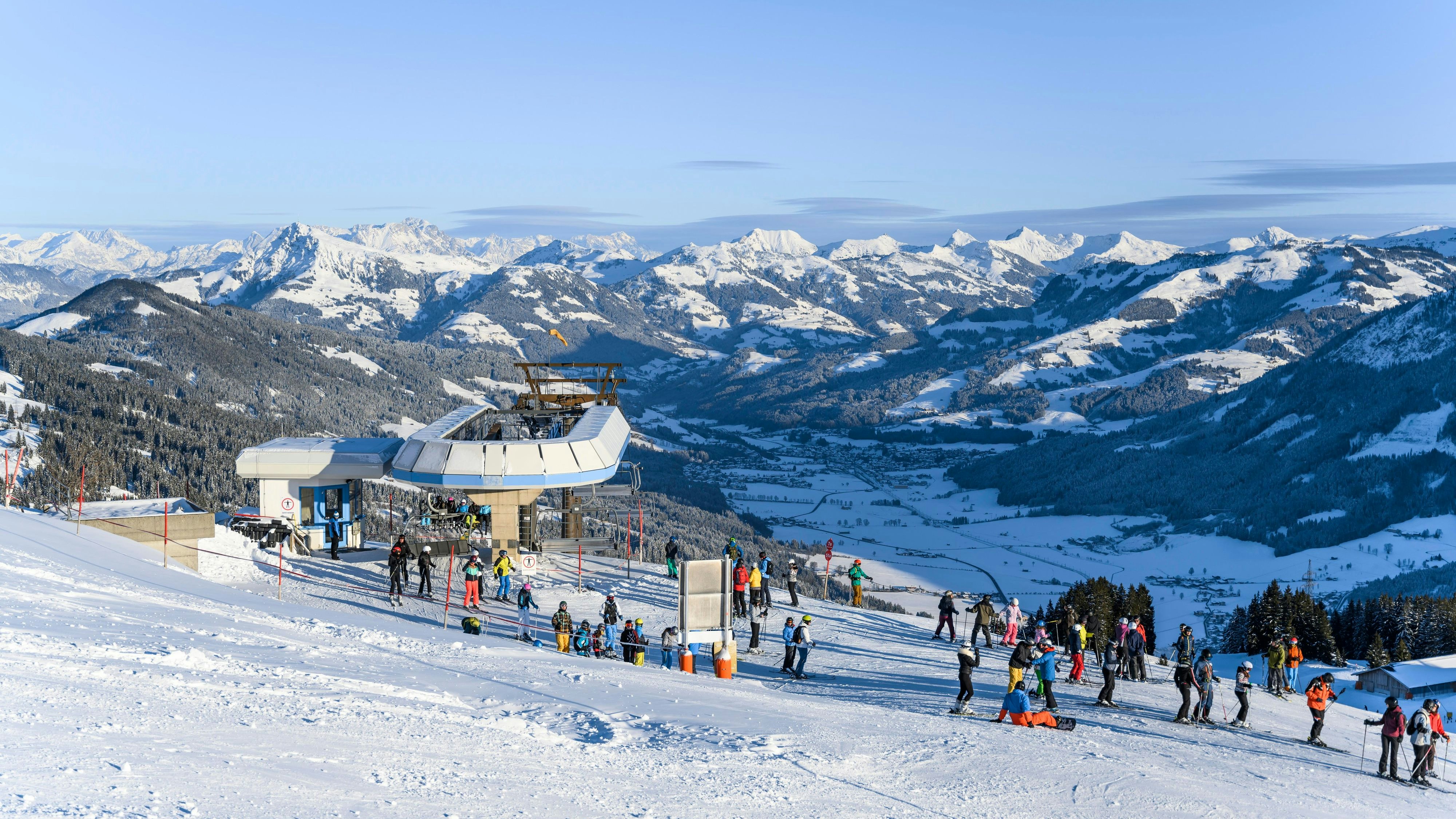 Das Skigebiet Wilder Kaiser-Brixental in Österreich besticht durch beeindruckende 270 Pistenkilometer.