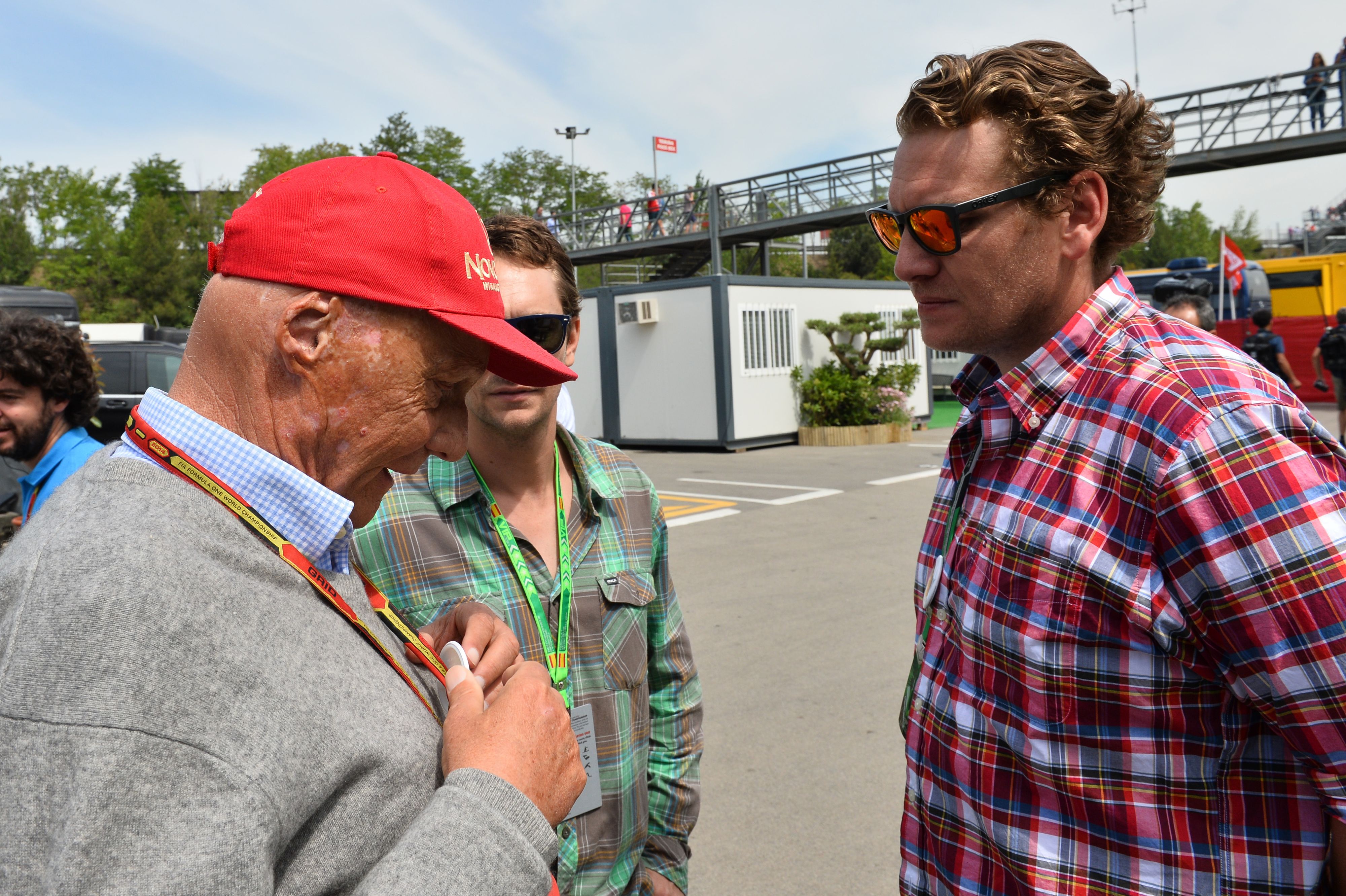 Die beiden Lauda-Söhne Mathias (Hintergrund) und Lukas (r.) mit ihrem Papa Niki.