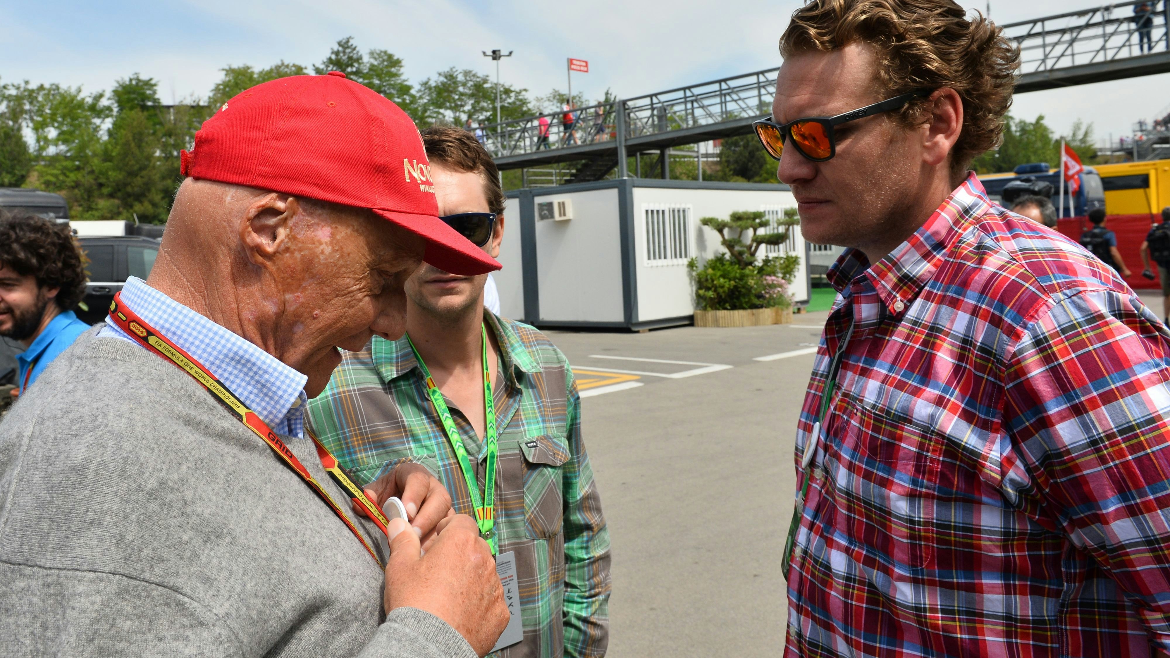 Die beiden Lauda-Söhne Mathias (Hintergrund) und Lucas (r.) mit ihrem Papa Niki.