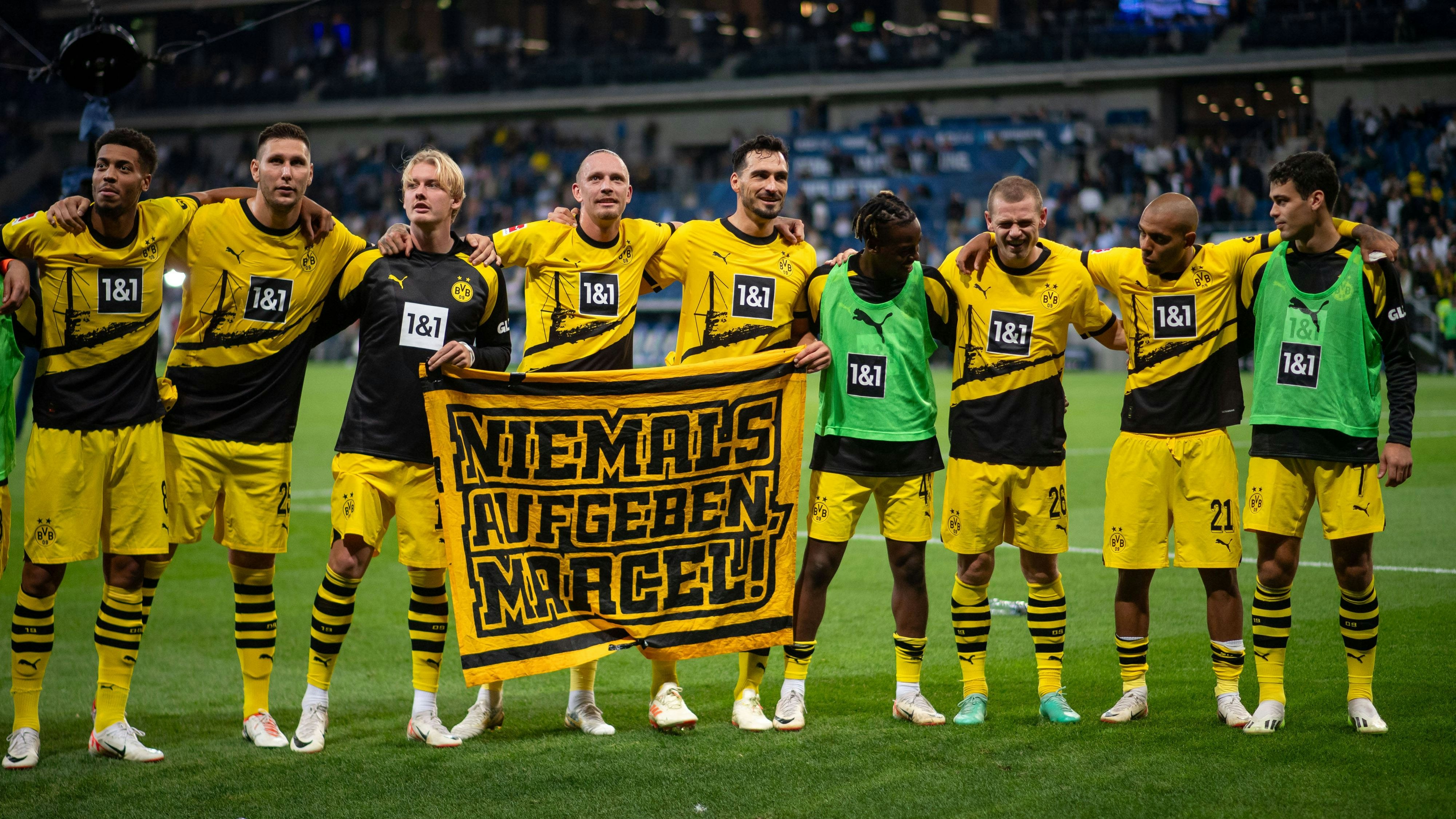 Dortmund-Stars halten den Marcel-Banner hoch. 