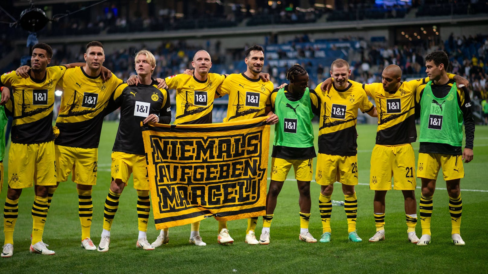 Dortmund-Stars halten den Marcel-Banner hoch. 