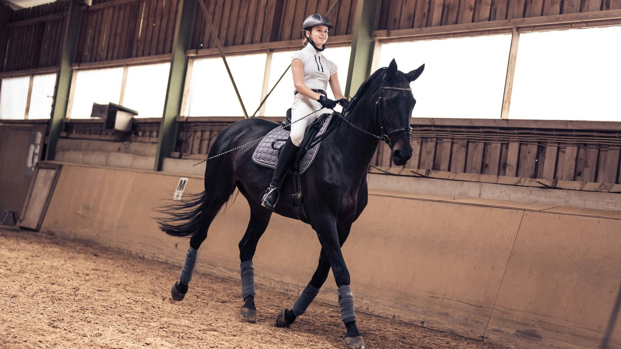 Ausgerechnet neben einer Reithalle musste ein Unbekannter böllern. (Symbolbild)