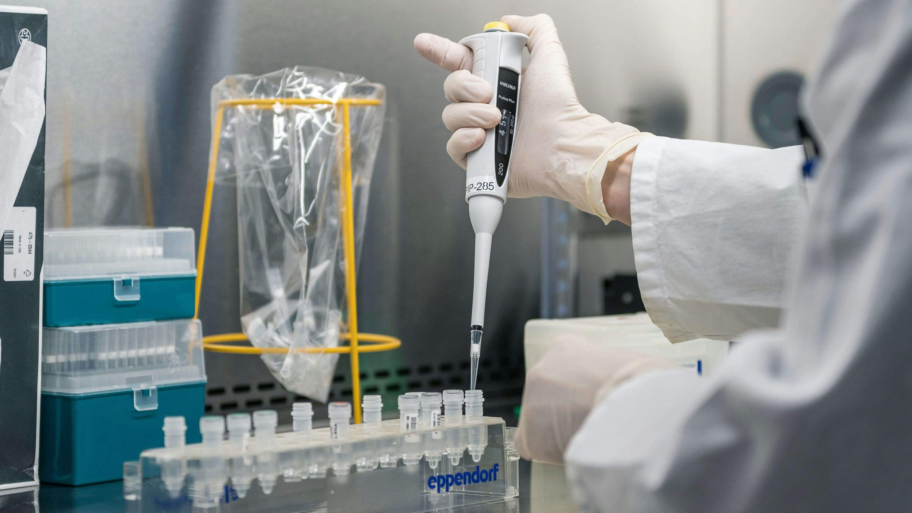 Download von www.picturedesk.com am 03.01.2024 (11:49).  13.02.2023, Medizinische Universität, Innsbruck, AUT, PK Medizinische Universität Innsbruck, SARS-CoV-2 Abwassermonitoring, im Bild Abwasserproben // wastewater samples during a media event on the wastewater monitoring for the Corona Virus Pandemic at the Medizinische Universität in Innsbruck, Austria on 2023/02/13. EXPA Pictures © 2023, PhotoCredit: EXPA/ Stefan Adelsberger - 20230213_PD1818 - Rechteinfo: Rights Managed (RM)