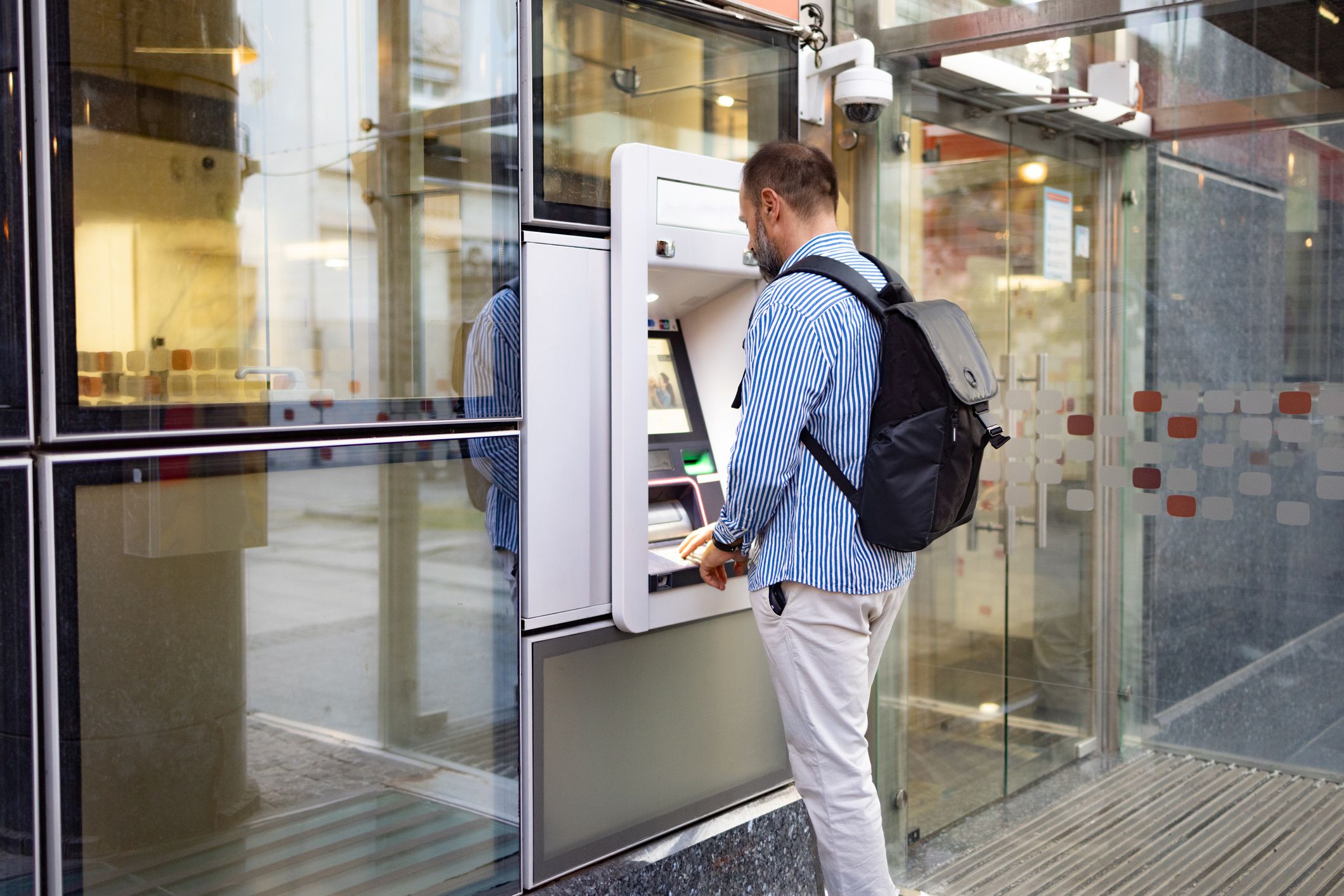 Ein Mann stellte fest, dass sein Kind gar nicht von ihm ist. Zahlen muss er aber dennoch.