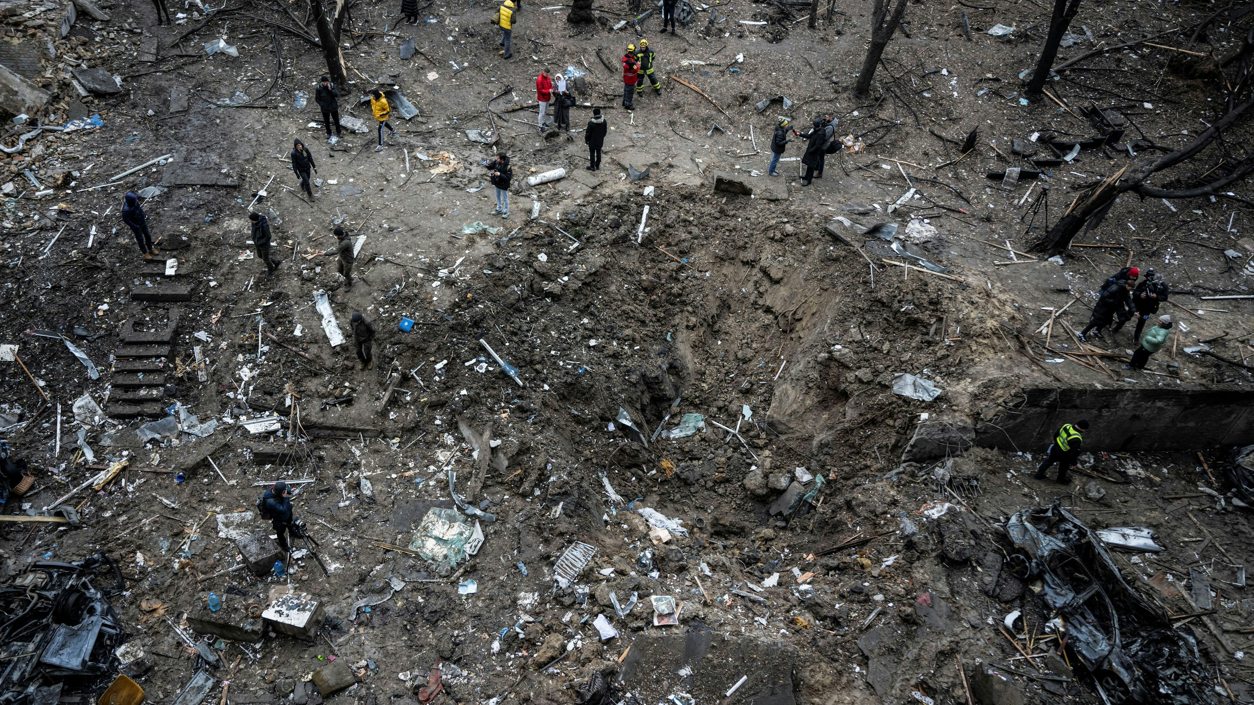 Zerstörungen nach einem russischen Raketenangriff auf Kiew.