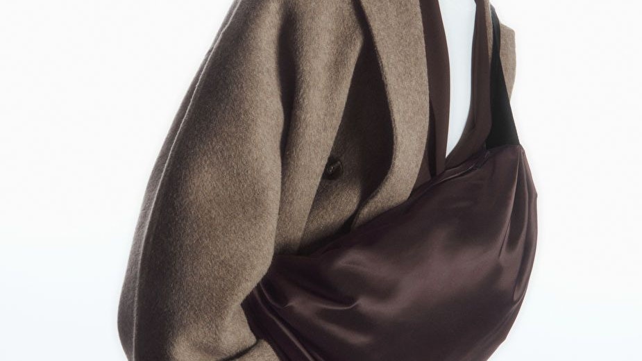 Sieht aus wie eine übergroße Bauchtasche, ist 2024 Taschentrend des Jahres: Die Dumbling Bag