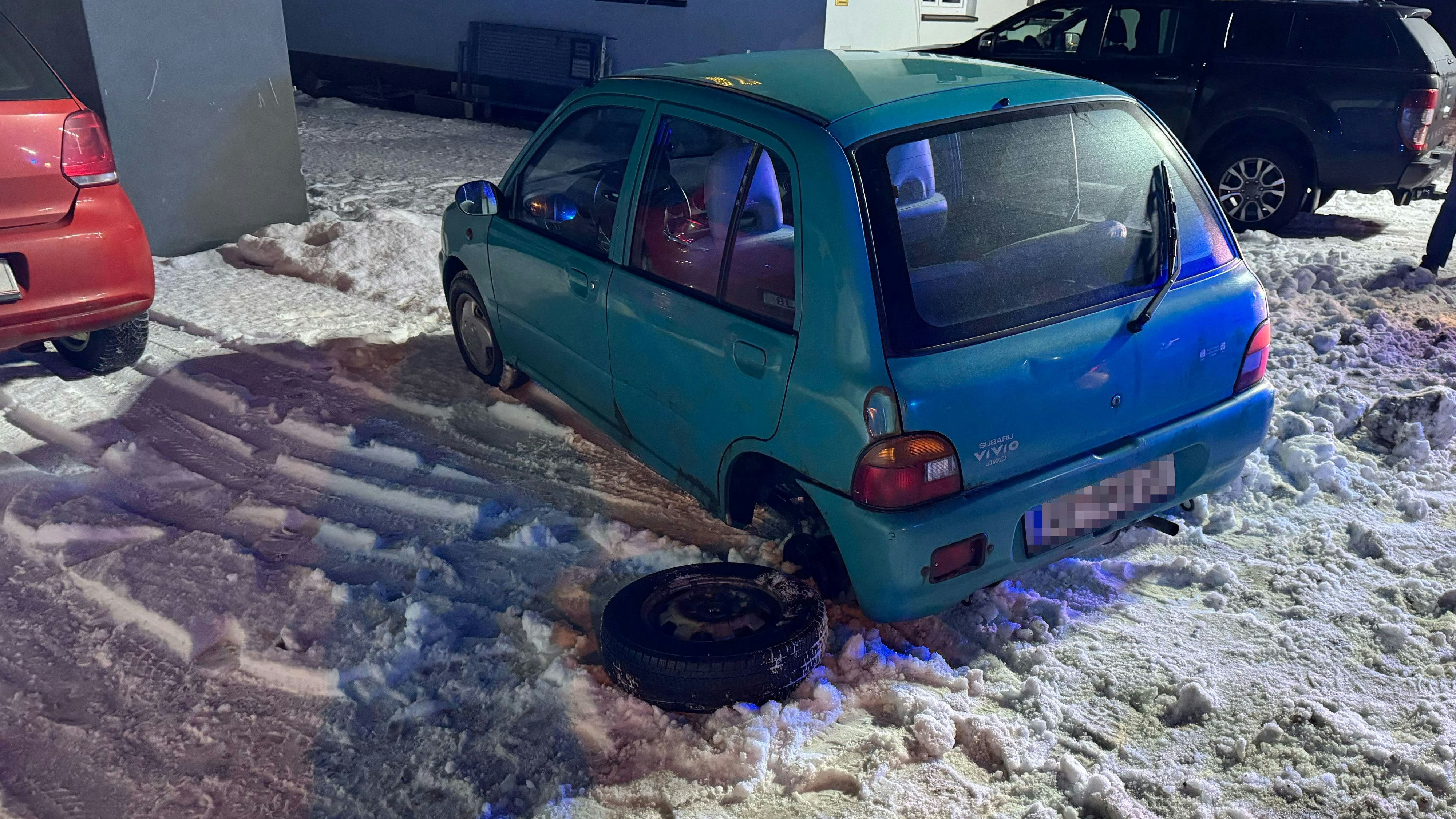 Der Hinterreifen löst sich plötzlich vom Fahrzeug.