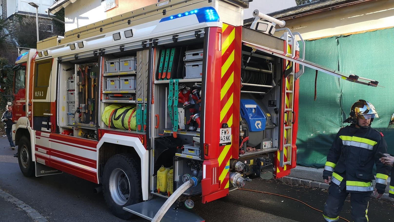 Die Feuerwehr Gloggnitz-Stadt war umgehend vor Ort, rüstete sich mit Atemschutz aus und ... 