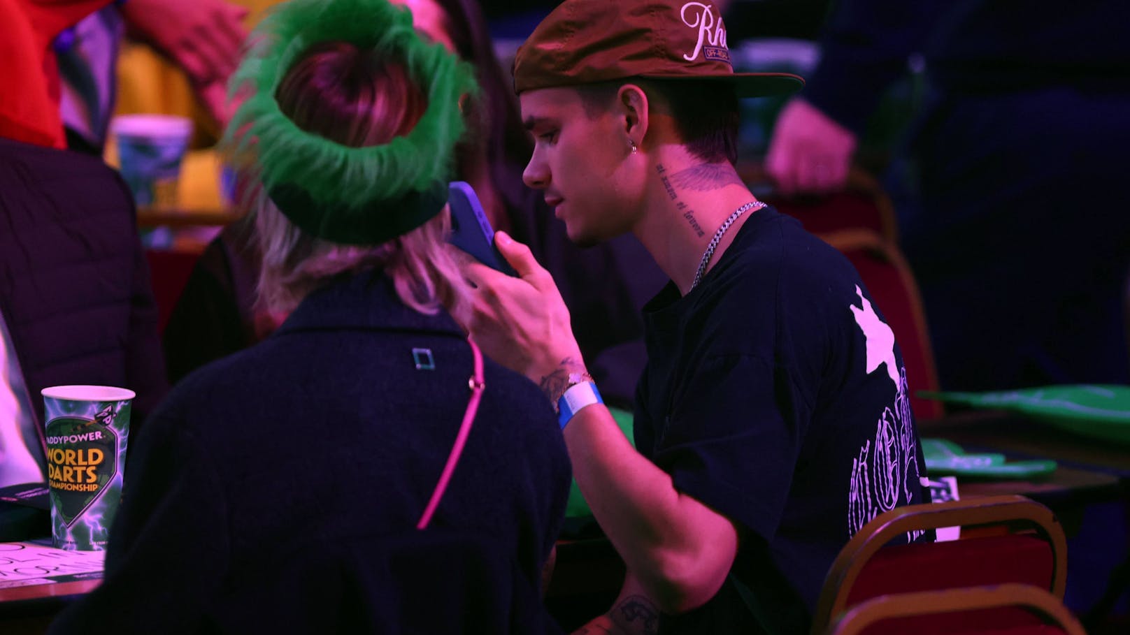 Romeo Beckham beim Darts-Finale.