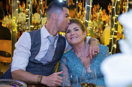 Ronaldo küsst seine Mama