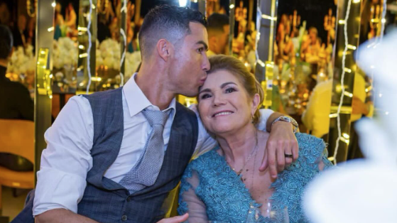 Ronaldo küsst seine Mama