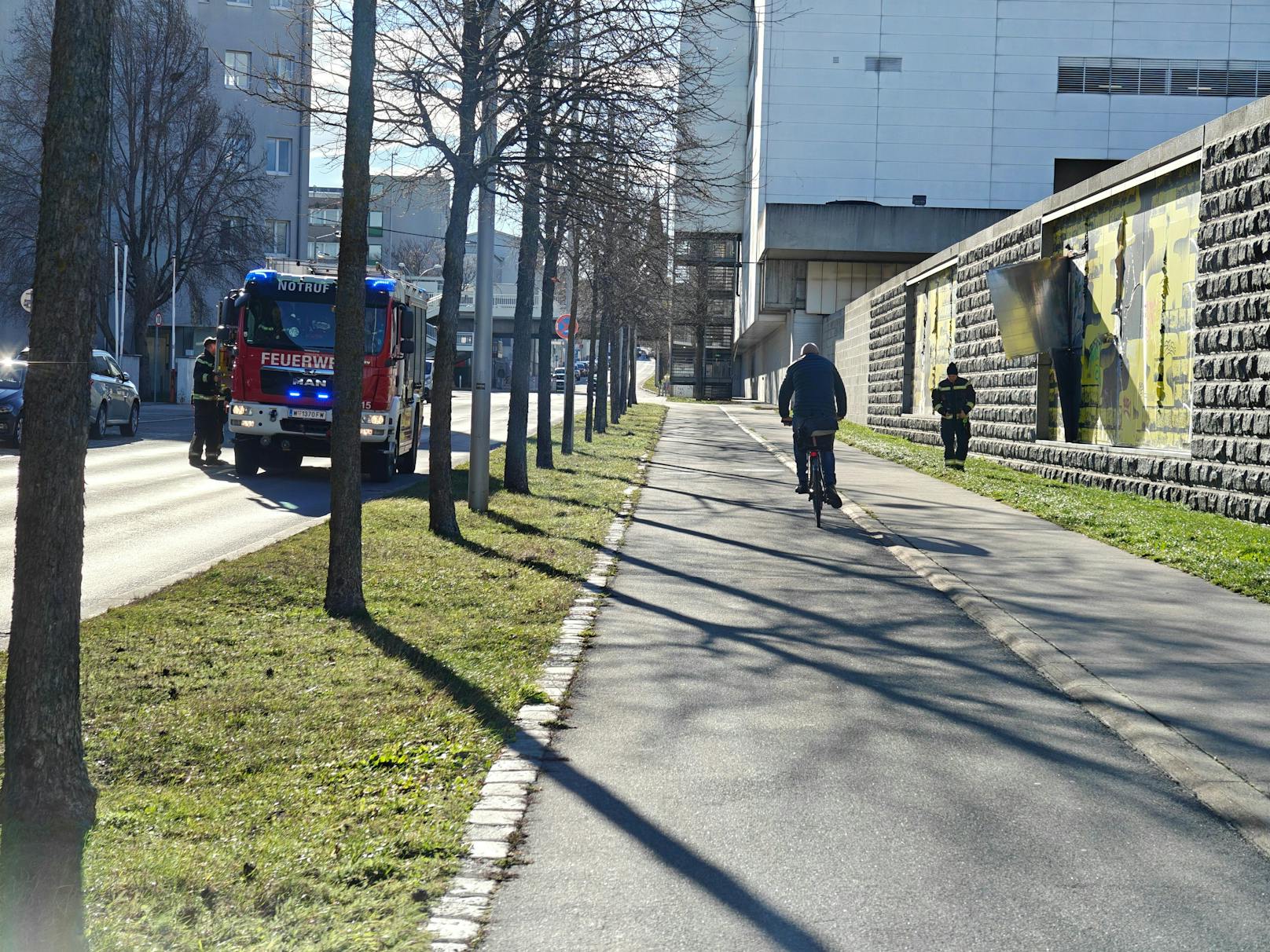 Sturmeinsatz auf in Ottakring: Eine losgelöstes Blechteil musste gesichert werden.