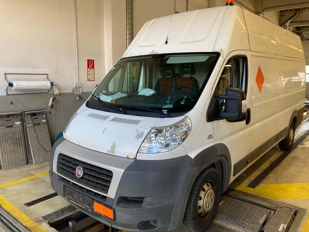 Die Wiener Polizei zog diesen Kastenwagen, der als Gefahrguttransporter gekennzeichnet war, aus dem Verkehr. Im Zuge der technischen Überprüfung wurden mehrere technische Mängel festgestellt, wobei einer davon eine gebrochene Federung der Hinterachse war.