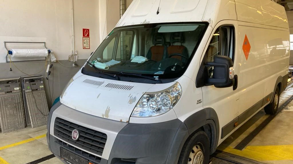 Die Wiener Polizei zog diesen Kastenwagen, der als Gefahrguttransporter gekennzeichnet war, aus dem Verkehr.