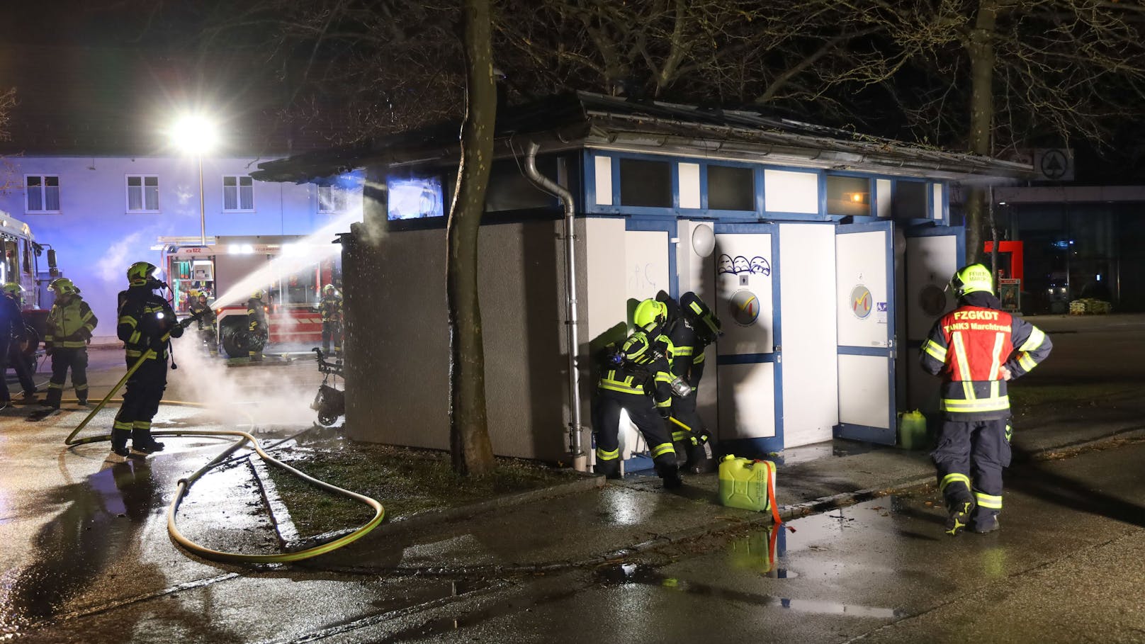 Ein Brand eines Trikes hat in der Nacht auf Donnerstag in Marchtrenk (Bezirk Wels-Land) auf eine öffentliche Toilettenanlage übergegriffen. Das Motorrad brannte aus, das WC-Haus wurde total beschädigt.