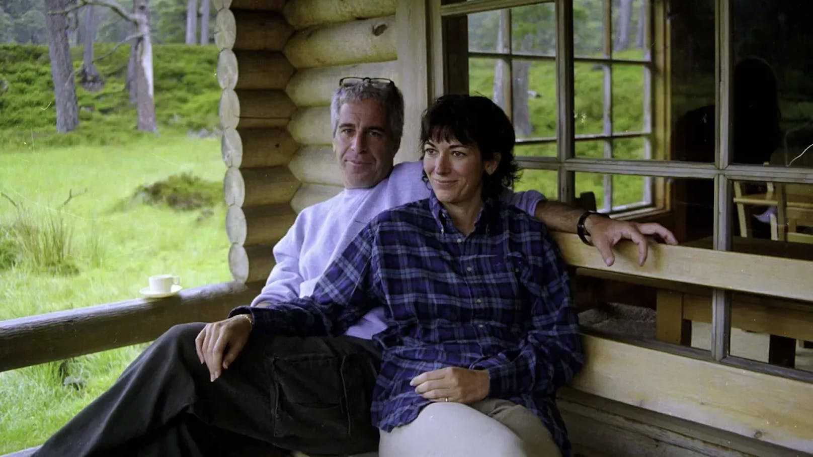 Klar ist: Epstein hatte weitreichende Kontakte zu einflussreichen Personen. (Im Bild: Jeffrey Epstein und Ghislaine Maxwell im "Queen’s Log Cabin" auf Schloss Balmoral in Schottland – der Sommerresidenz von Königin Elizabeth II.)