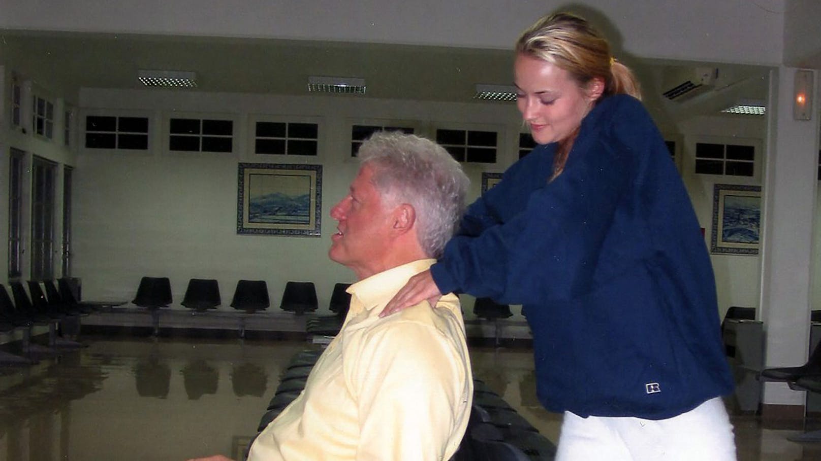 Fotos von Clintons Afrika-Reise aus dem Jahr 2002 zeigen, wie der ehemalige US-Präsident von Chauntae Davies, einem Epstein-Opfer, das als Flugbegleiterin in dem Jet mit dem Spitznamen "Lolita Express" arbeitete, massiert wird.