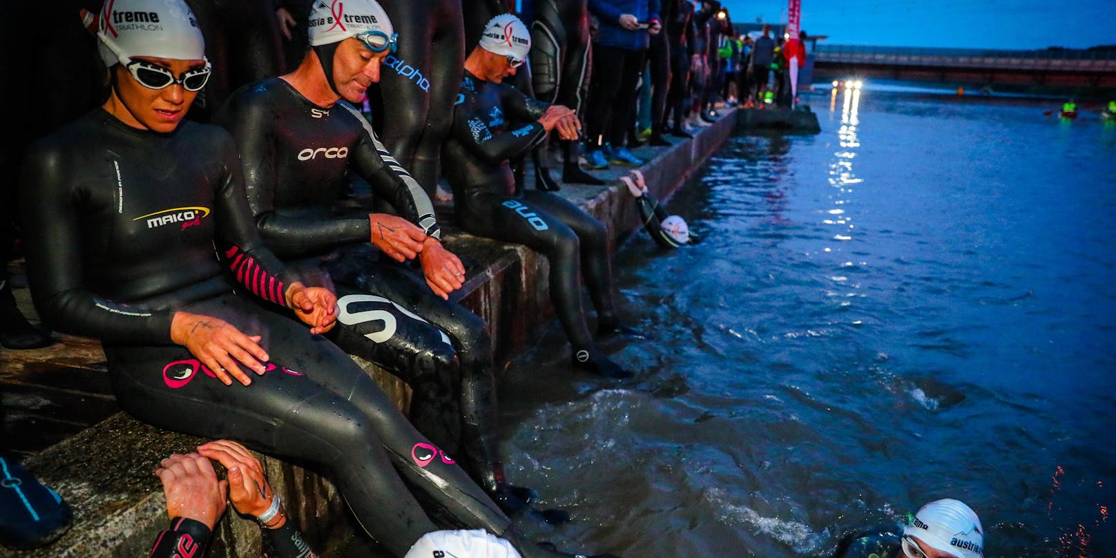 Beim Schwimmen ist der blinde Athlet per Seil mit seinem Supporter verbunden.