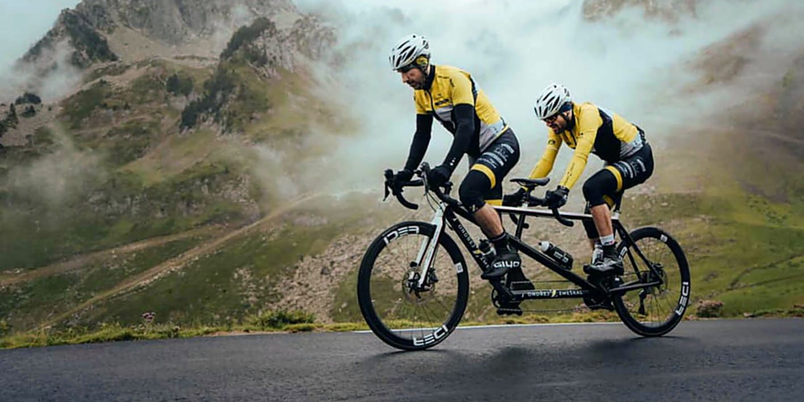 Athlet Ondrej Zmeskal (33) fährt die Rad-Challenge am Tandem. 